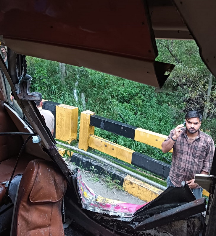 Bus damaged due to rocks falling in Bithil of Rampur in Shimla district