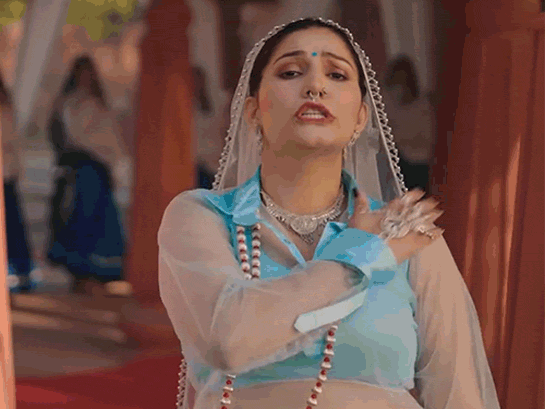 सपना बॉलीवुड फिल्म 'वीरे की वेडिंग' में हट जा ताऊ आइटम गाना कर चुकी हैं।
