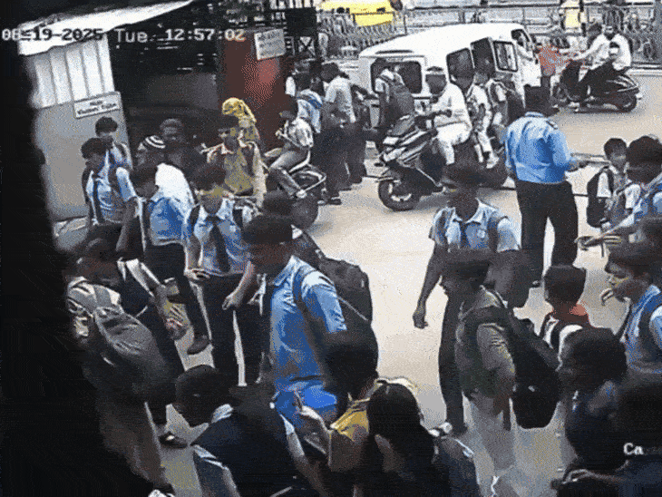 अहमदाबादच्या शाळेत विद्यार्थ्याच्या हत्येचे CCTV फुटेज: 7 मिनिटे पोट धरून विव्हळत राहिला, दहावीच्या वर्गमित्राने पेपर कटरने मारले होते नयन जमिनीवर पडताच विद्यार्थ्यांमध्ये गोंधळ उडतो.