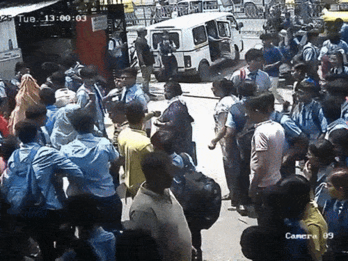 अहमदाबादच्या शाळेत विद्यार्थ्याच्या हत्येचे CCTV फुटेज: 7 मिनिटे पोट धरून विव्हळत राहिला, दहावीच्या वर्गमित्राने पेपर कटरने मारले होते नयनची आई आणि काही विद्यार्थी त्याला उचलून ऑटोमध्ये घेऊन जातात.