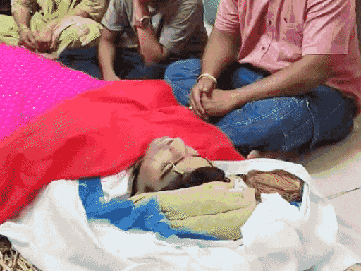 अहमदाबादच्या शाळेत विद्यार्थ्याच्या हत्येचे CCTV फुटेज: 7 मिनिटे पोट धरून विव्हळत राहिला, दहावीच्या वर्गमित्राने पेपर कटरने मारले होते सरदार पटेल रुग्णालयात सुमारे ४ तासांच्या उपचारानंतर नयनचा मृत्यू झाला.
