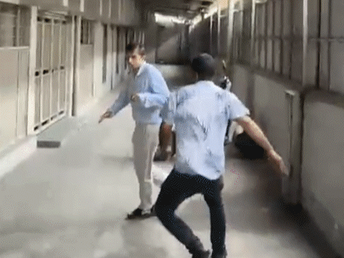 अहमदाबादच्या शाळेत विद्यार्थ्याच्या हत्येचे CCTV फुटेज: 7 मिनिटे पोट धरून विव्हळत राहिला, दहावीच्या वर्गमित्राने पेपर कटरने मारले होते शाळेत घुसून शाळेतील कर्मचाऱ्यांना मारहाण करणारे लोक.