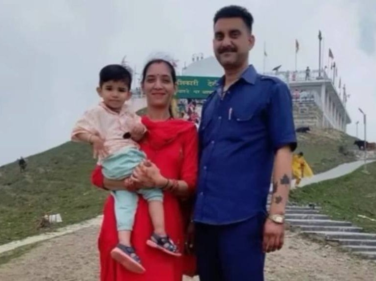 गुरप्रीत सिंह, उसकी पत्नी भारती और बेटी कीरत। (फाइल फोटो)