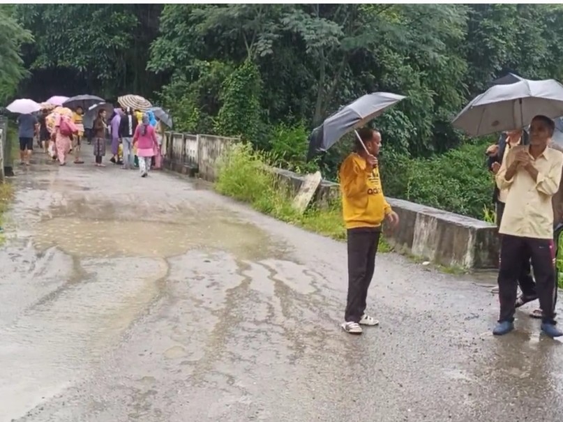 People leaving Kunduni village of Jogendranagar and going to a safe place