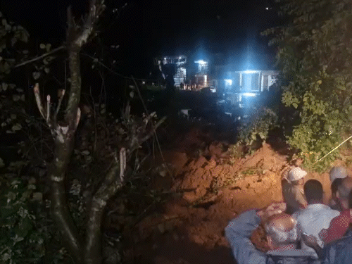 Searching for missing people from JCB in the debris in BBMB Colony of Sundernagar.