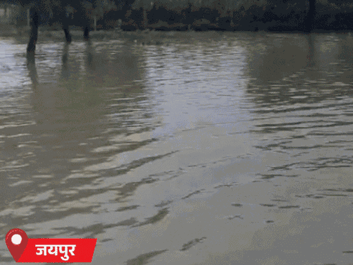 जयपुर में चाकसू के कोटखावदा क्षेत्र में बारिश के बाद मुख्य सड़क पर भरा पानी।