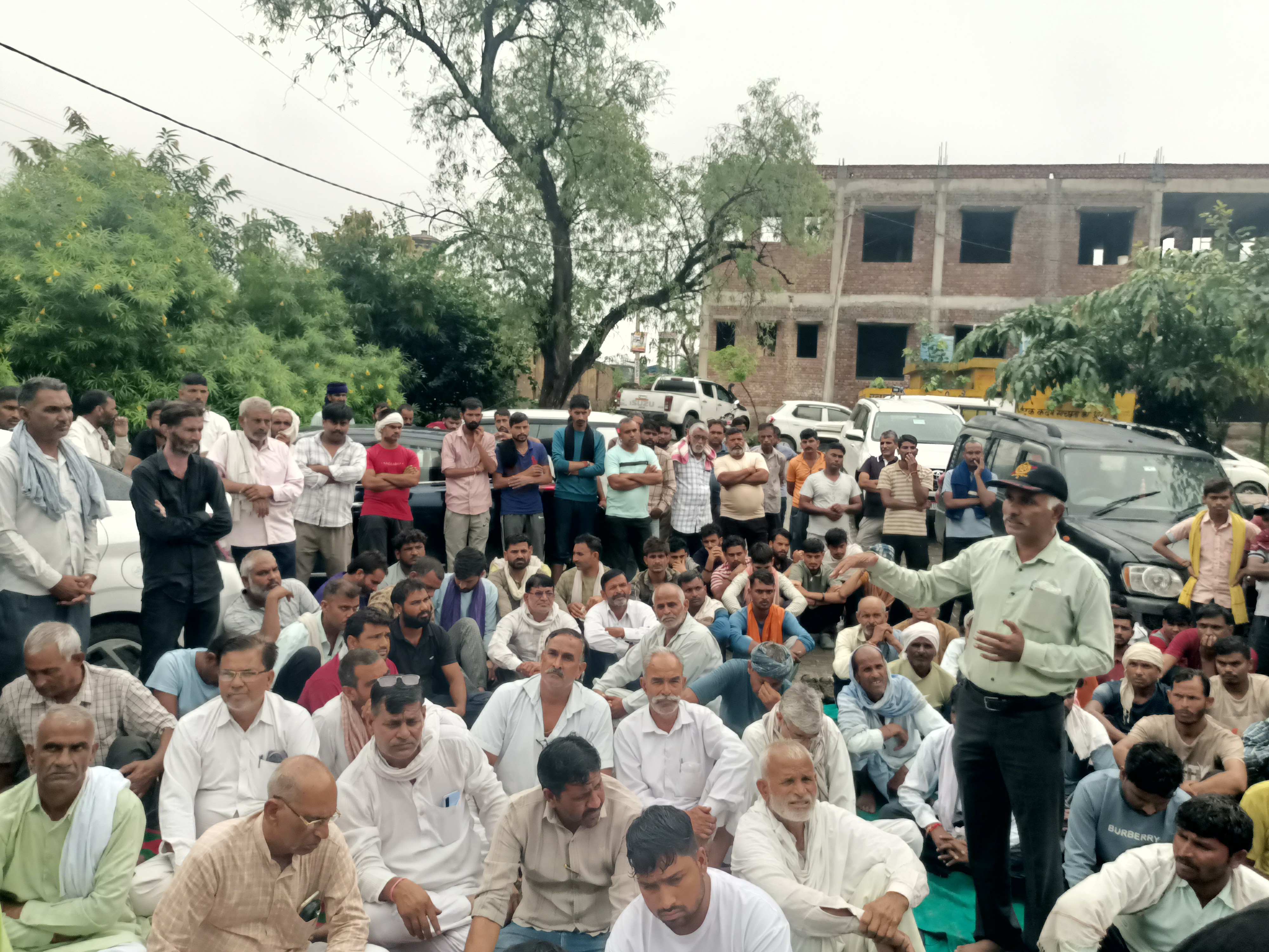 परिजन और ग्रामीण अस्पताल में मुआवजे और अन्य मांगों को लेकर धरने पर बैठ गए।