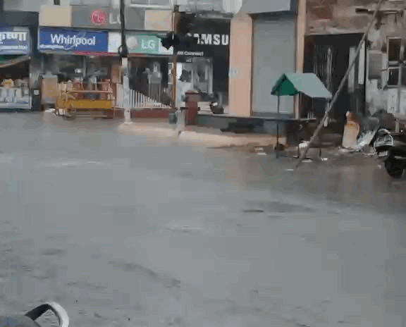 बारिश के बाद शहर की सड़कें पानी से भीगी।