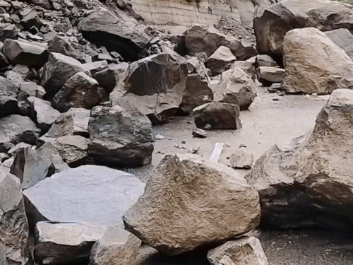 लैंडस्लाइड के कारण रास्तों पर बड़े-बड़े पत्थर आकर गिर गए।