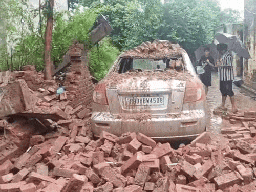 The wall of the house collapsed in the strong rains in Mullanpur Garib Das in New Chandigarh. Bricks have also fallen on the car parked near it. However, there was no rider in the car.