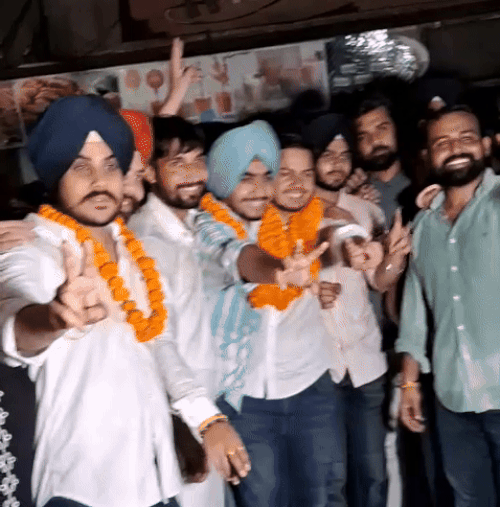 छात्रसंघ चुनाव में SOPU के अभिषेक डागर सेक्रेटरी बने। जिसके कार्यकर्ताओं ने जश्न मनाया।