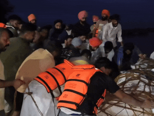 फिरोजपुर एरिया में लोगों डैमों को मजबूत करने में जुटे।