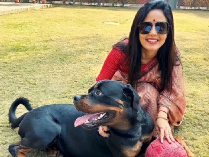 महुआ मोइत्रा की अपने रॉटवीलर ब्रीड के कुत्ते के साथ फाइल फोटो। - Dainik Bhaskar