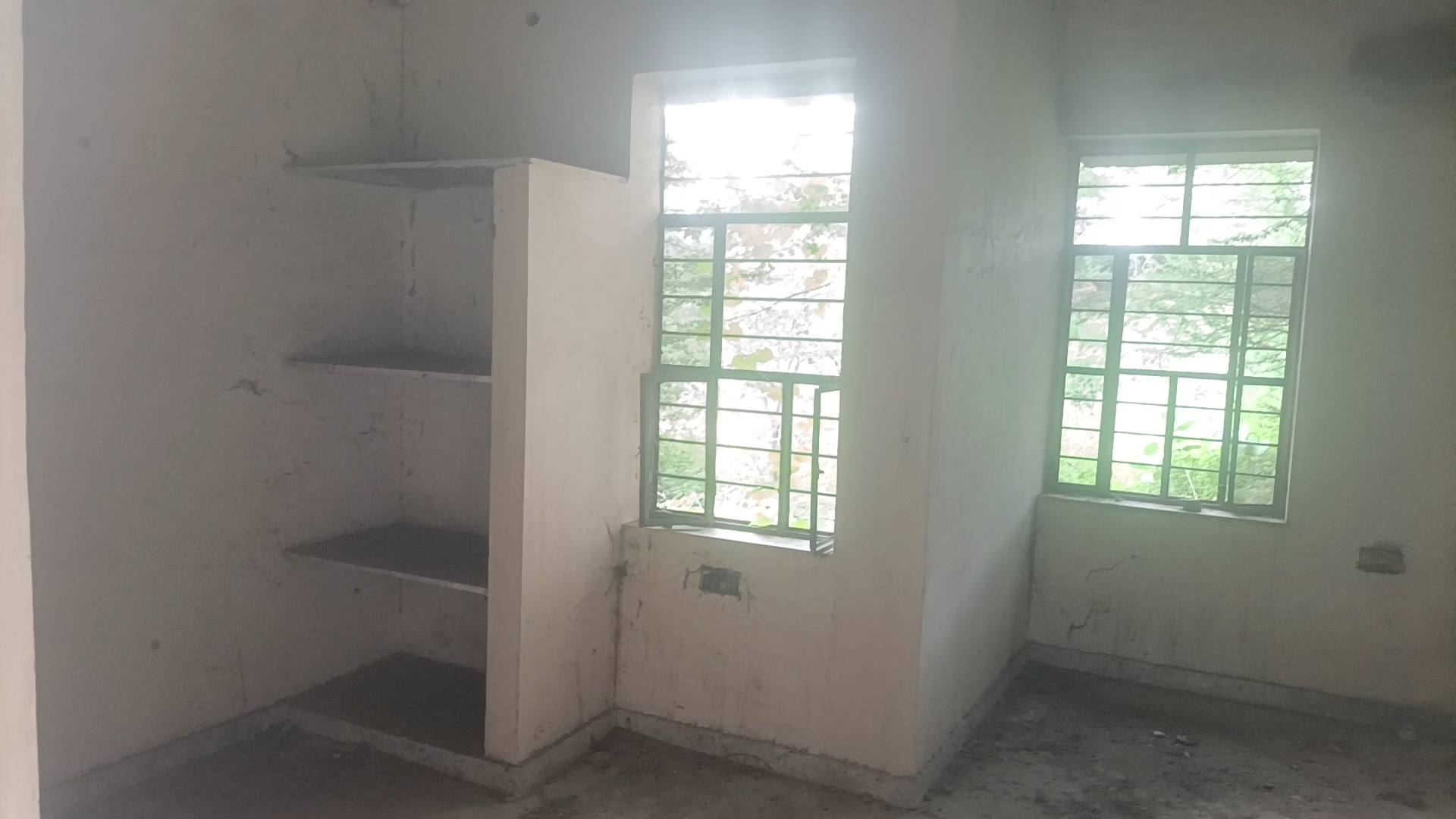 बेटियों की पढ़ाई और सुरक्षा के लिए बना हॉस्टल आज 12 साल से बंद पड़ा, कॉलेज प्रशासन भी लाचार।