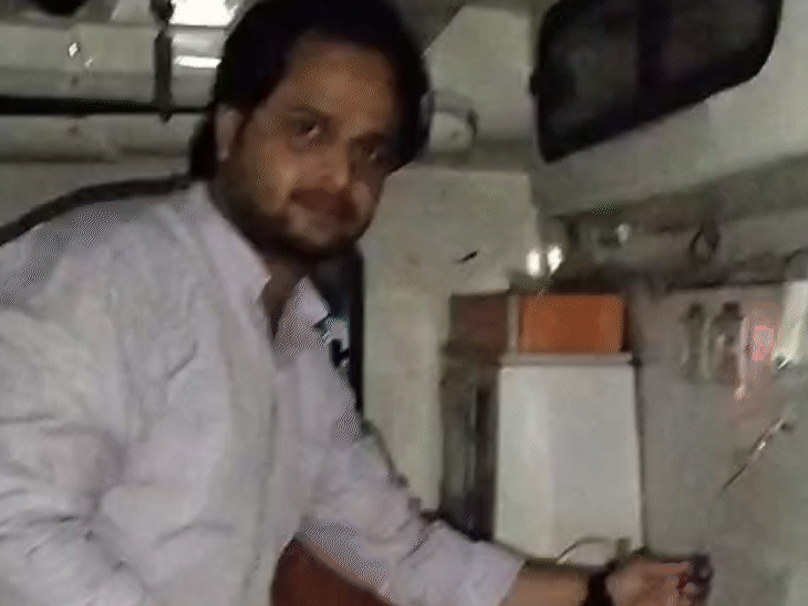 चंदन गुर्जर की हालत गंभीर होने पर भोपाल रैफर किया गया।