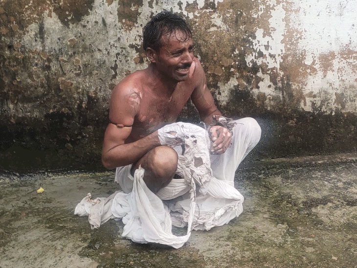 चंदन गुर्जर ने प्रधान आरक्षक पर जलाने का आरोप लगाया है।