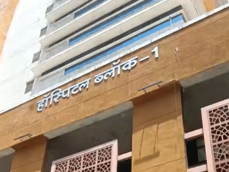 चंदन गुर्जर का भोपाल के कमला नेहरू अस्पताल में इलाज चल रहा है।