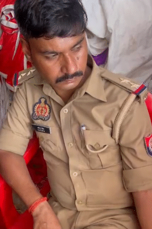 शराब के नशे में टेंट हाउस की दुकान पर जाकर बैठे दरोगा।