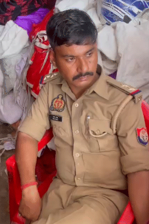 स्थानीय लोगों ने दरोगा से पूछताछ की। इस दौरान उनकी जुबान लड़खड़ा गई।