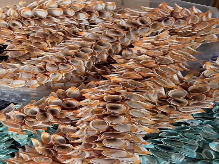 नोटों की आंगी (कपड़े) बनाने से पहले ऐसे नोटों को सजाया गया।