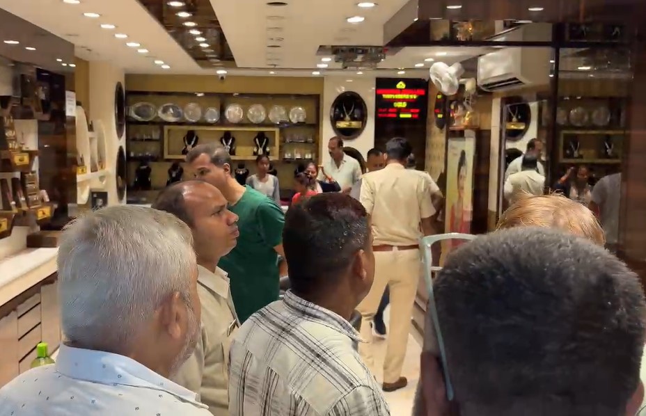 ​​​​​​​जमशेदपुर में जेवर दुकान से लाखों के गहने की लूट:  बदमाशों ने शॉप ऑर्नर पर पिस्टल के बट से किया वार, CCTV में रिकॉर्ड हुई वारदात – Jamshedpur (East Singhbhum) News