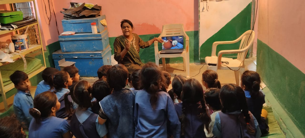 Teacher Sheela Patel teaches all children from first to fifth through audio-visual medium. Due to this, children's interest in studies has increased. Now children are getting admission in their government school by cutting their names from private schools.