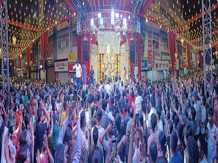 उदयपुर के बापू बाजार में गणपति बप्पा को 1.51 करोड़ की धराई आंगी को देखने के लिए हजारों की संख्या में भक्त पहुंचे।