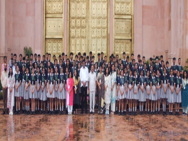 विधानसभा अध्यक्ष वासुदेवनानी व वन मंत्री संजय शर्मा के साथ चिनार पब्लिक स्कूल के बच्चे।