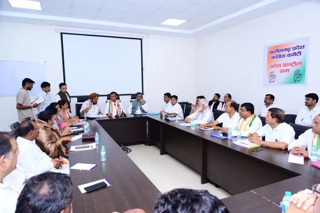 प्रदेश कांग्रेस कमेटी (पीसीसी) के अध्यक्ष दीपक बैज और नेता प्रतिपक्ष डॉ. चरण दास महंत ने राजीव भवन में बुधवार को जिला अध्यक्षों की बैठक ली।