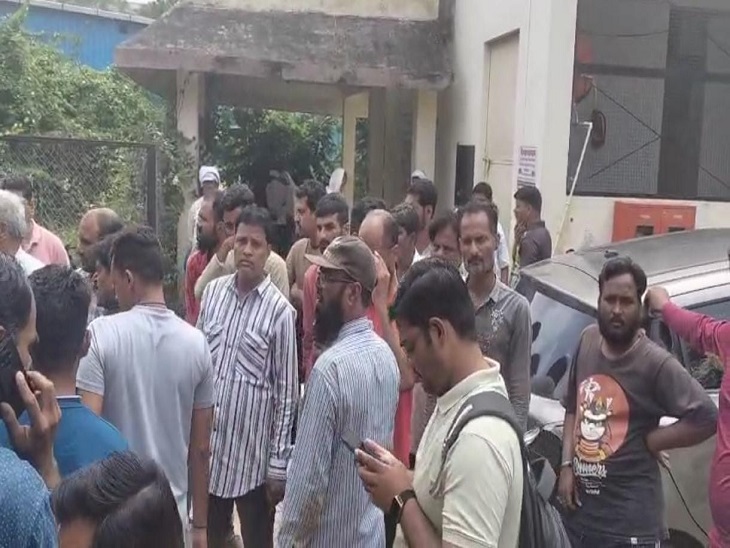 इलाज के दौरान महिला की मौत के बाद परिजनों ने जोरदार हंगामा किया।