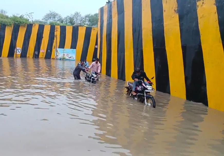 अंडरब्रिज में खतरे के निशान से पानी ऊपर होने के बावजूद वाहन चालक पानी में से निकलते रहे।
