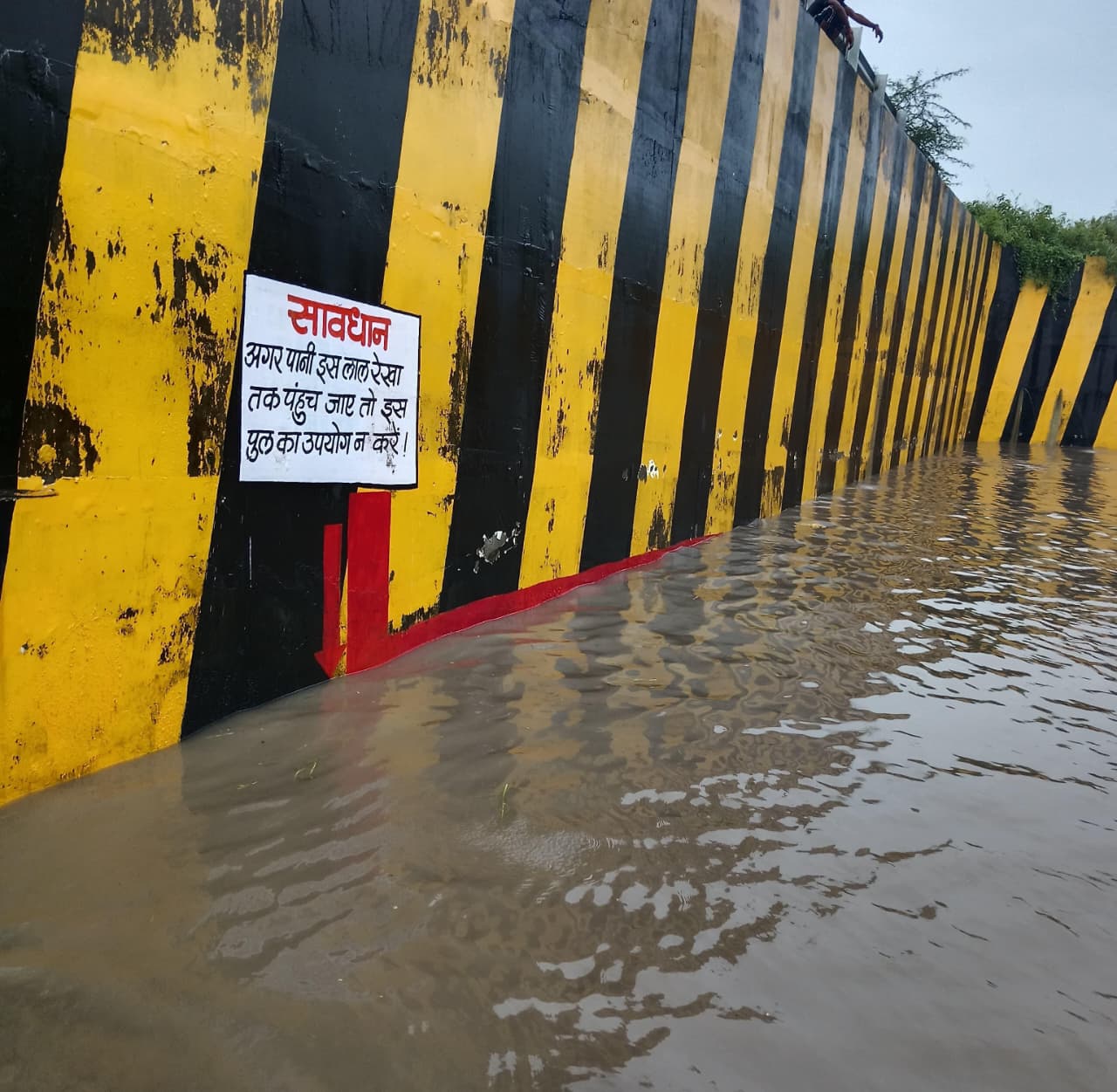 चेतावनी लिखी होने के बावजूद वाहन चालक पानी में से निकलते रहे।