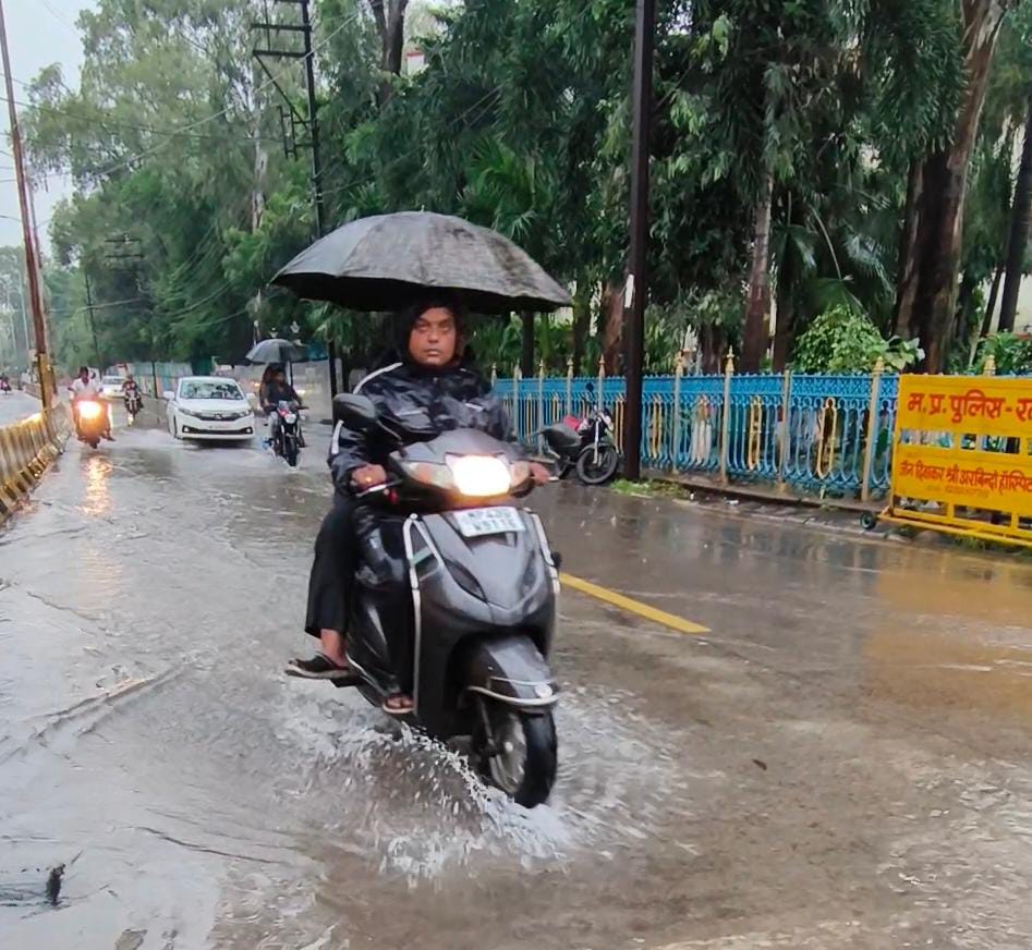 रतलाम शहर में शाम को बारिश होने से सड़को पर पानी भर गया।