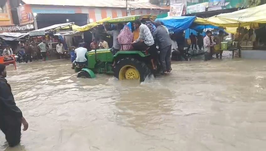 गांव बांगरोद के मुख्य बाजार में पानी के कारण ट्रैक्टर में बैठाकर लोगों को मंदिर परिसर की तरफ छोड़ा गया।