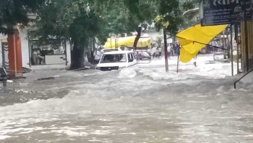 गांव बांगरोद में इतना पानी था कि खड़ी कार भी आधी डूब गई।