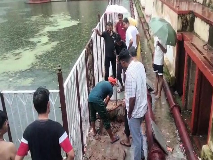 सागर के पानी की निकासी के लिए नाली की सफाई करती निगम की टीम।
