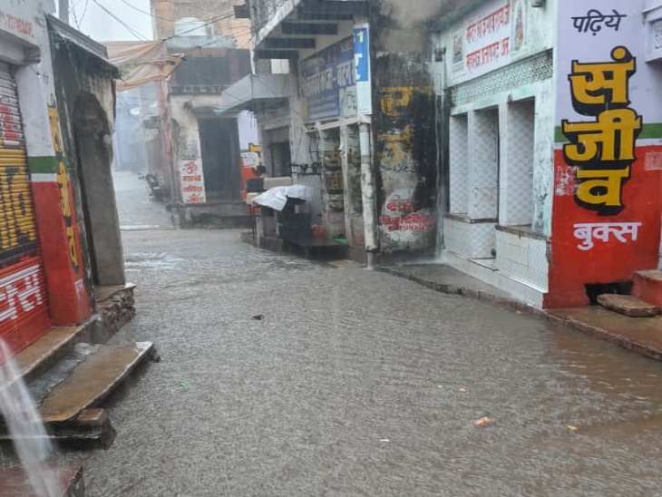 थानागाजी के प्रतापगढ़ में सुबह से तेज बारिश। सड़कें नाले का रूप ले रही।