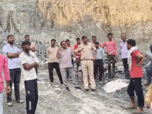 घटनास्थल पर मौजूद पुलिस, मजदूर और अन्य लोग।