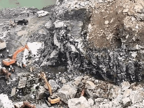 रात 12 बजे मलबे में दबे तीनों मजदूरों को बाहर निकाल लिया गया।