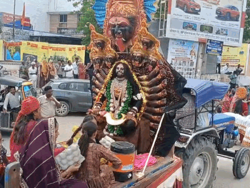 शोभायात्रा के दौरान सजी मां कालका की झांकी।