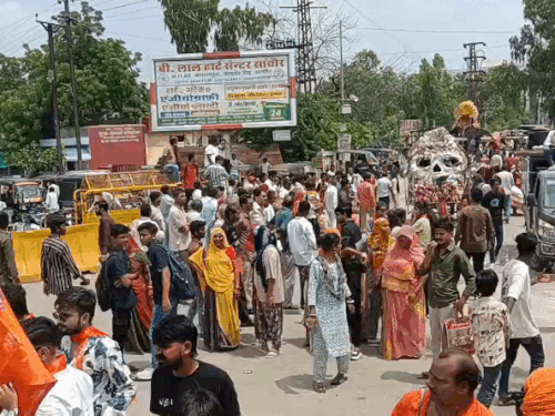 शोभायात्रा में लोगों ने उत्साह से भाग लिया।