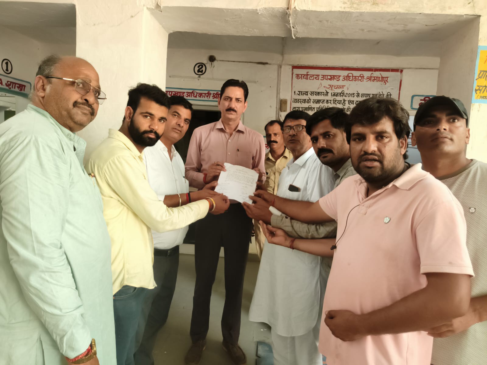 पार्षदों ने एसडीएम अनिल कुमार को ज्ञापन भी सौंपा।