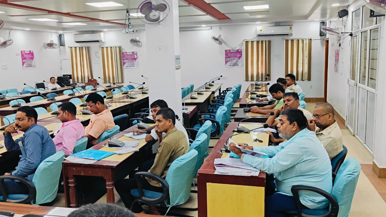 बैठक में उपस्थित अधिकारी।