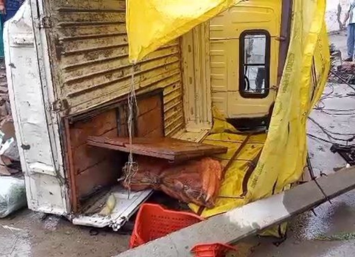 पाली जिले के सारण गांव में पिकअप की टक्कर से गिरा लाइट का पोल।