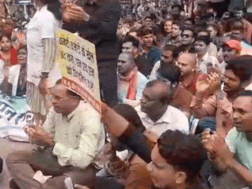 दुर्ग में 850 संविदा NHM कर्मचारियों ने सामूहिक इस्तीफा दिया था।