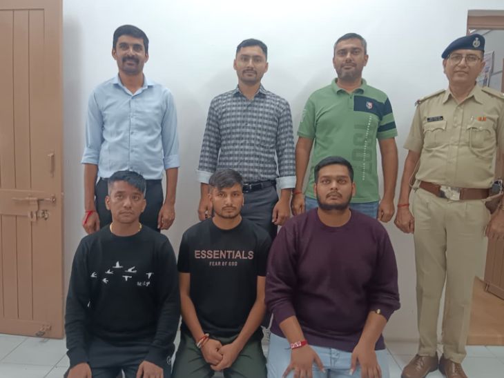 सूरत साइबर क्राइम की हिरासत में तीनों आरोपी।