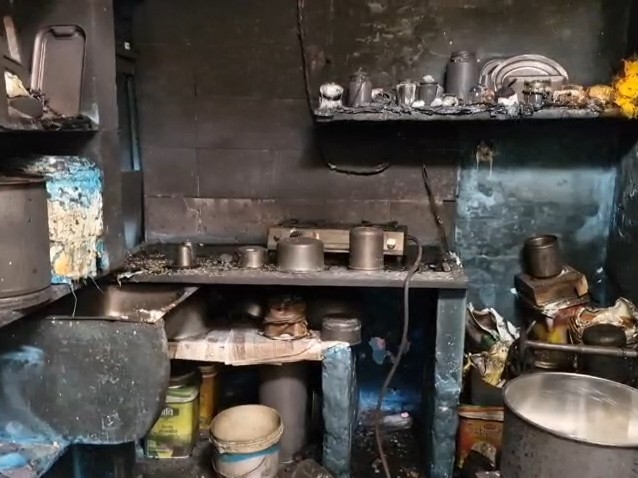 टीवी, फ्रीज, वाशिंग मशीन, अलमारी और कपड़े सहित सब कुछ जल गया।