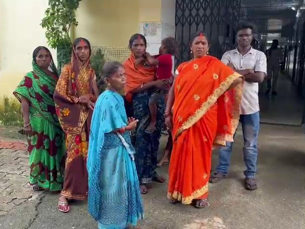 इस सड़क हादसे ने त्योहार की रौनक को मातम में बदल दिया।