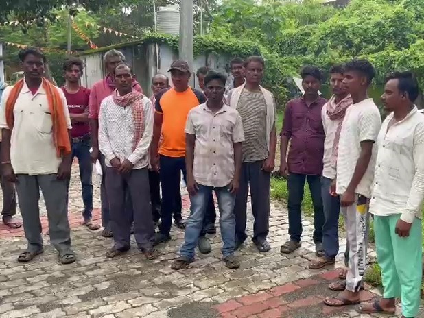 अस्पताल परिसर में मौजूद लोग