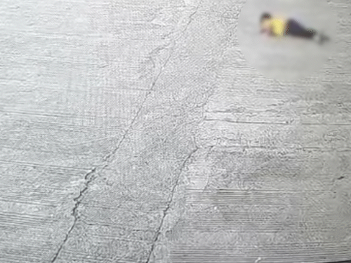 बच्चे के गिरने के 12 सेकेंड बाद पूजा छत से नीचे गिरी।